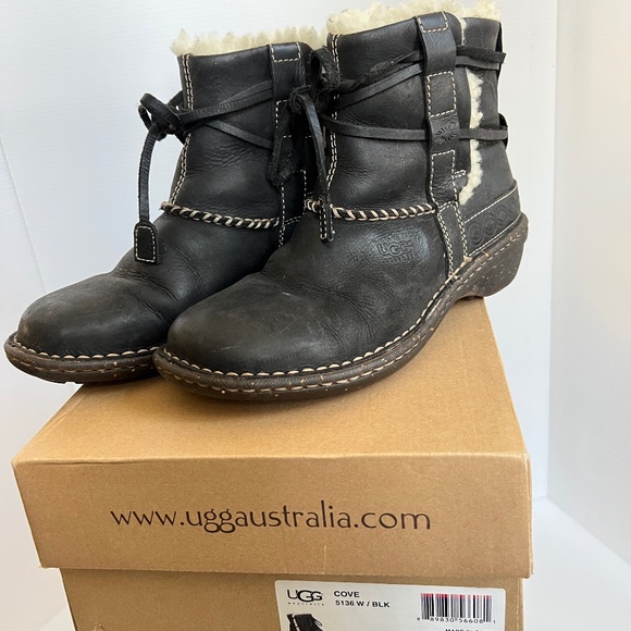 UGG Cove Black and Sheepskin Shearling Boots 6m - Picture 1 of 9